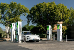 porsche-taycan-ladesaeule